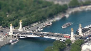 空中视图著名的埃菲尔铁塔塔巴黎他的河亚历山大3桥交通阳光明媚的一天